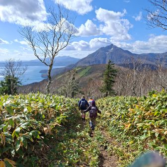 下山します。正面に、恵庭岳