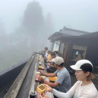 まさかの待ち無しでテラス席貸し切りw

朝まで雨も降ってたのでイスは仕舞われてましたが、聞いてみたら出していいとの事。こんなラッキーもあるんですね😊

そして、🦀さんのお陰で入れたね〜ってナゾの感謝をされるw

日曜日の昼に9人で待ち無しで座れるなら真っ白とトレードオフでもいいかも知れませんね🤭