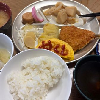 薬師小屋の夕飯
味噌汁が美味しい
小屋は水が自由に使えないのが難点
洗面所もないに等しい
プチ宴会が効いたのか即寝でした⤵