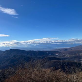 山頂は開けており周囲の山々のパノラマが楽しめます。八ヶ岳方面です。