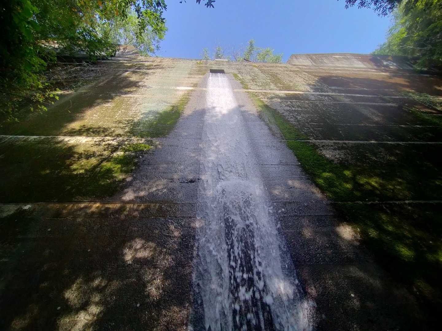 見返り滝後ろの堰堤。😊
でかい!😆