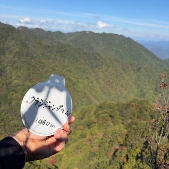はい、クラシジャンダルム到着！
足元は切り立った崖の玉ヒュンスポット
でもさー、樹林帯の中にあるとかどうなの？

ジャンダルムと呼ばれるにはあまりにも危なげなく来れる場所であった…
