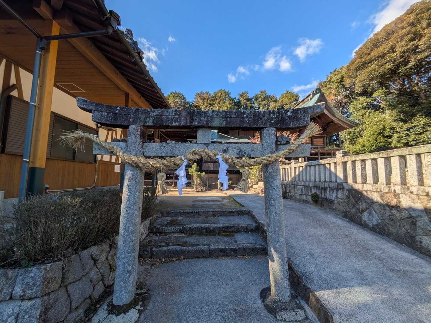ちっちゃな鳥居くぐる⛩️
