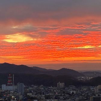 日の出🌅前の雲
赤く染まってキレイ❗️曇り空も悪くない