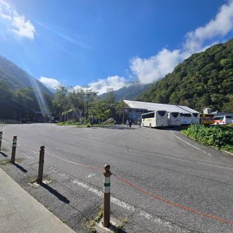 扇沢バスターミナル、バスと車でがいっぱい、賑わっている