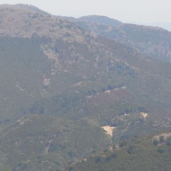 遠くに諸坪峠(下方の▽)