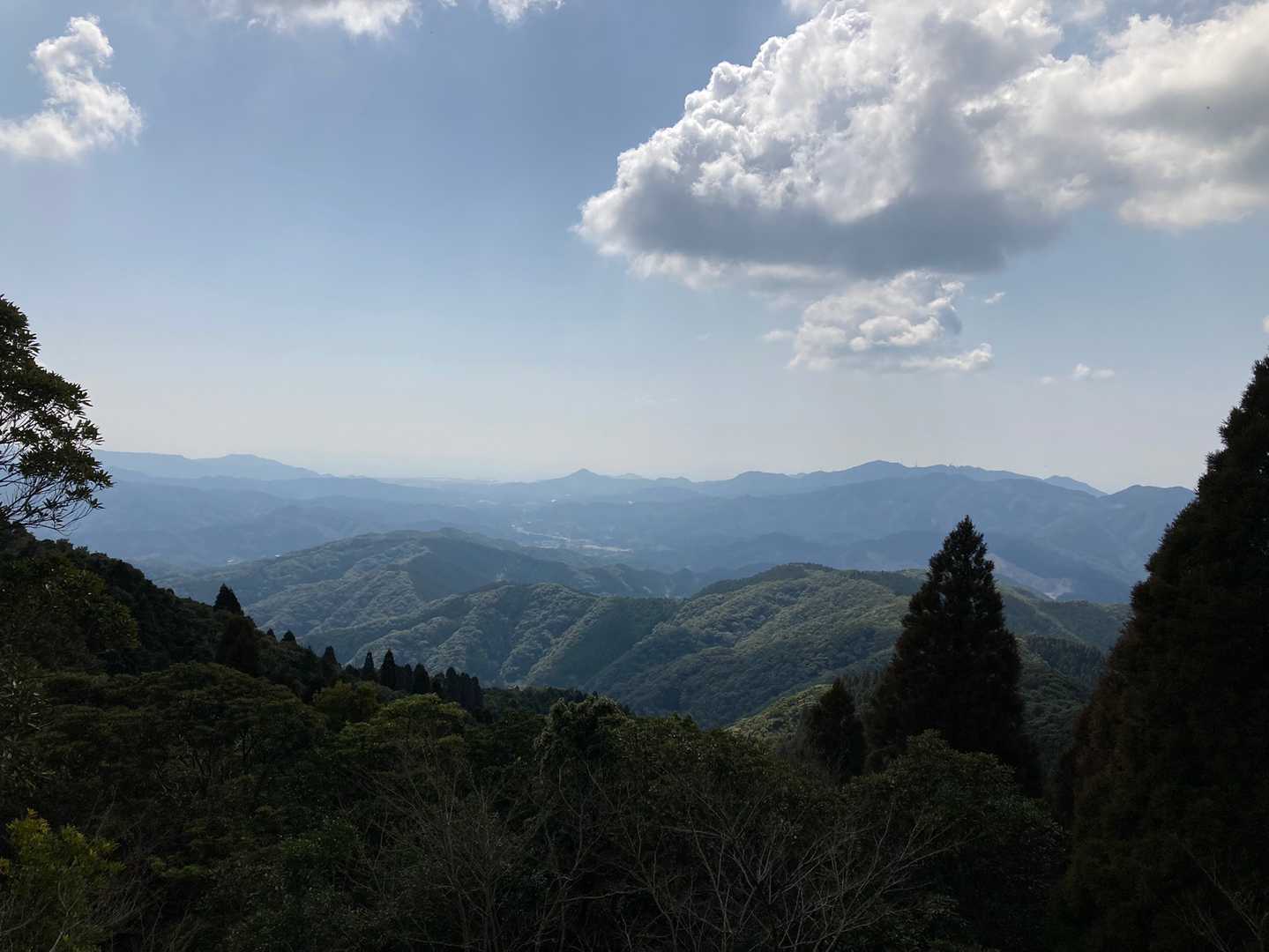 そのまま少し進むと行き止まり⛔️
そこからは南側の山々　中央のトンガリは今岳かな🤔