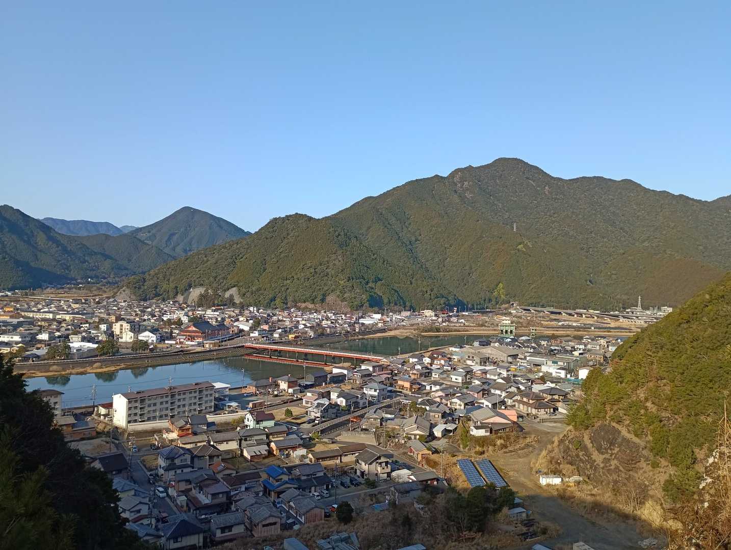 滑り易い坂を登ってきました😰　
展望地