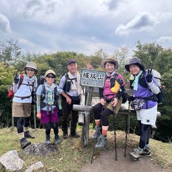 本日のメンバー堀坂山と〜ちゃく〜✌️
こちらでおやつタイム🍘

堀坂山は、伊勢三山の一つで「伊勢富士」とも呼ばれている。