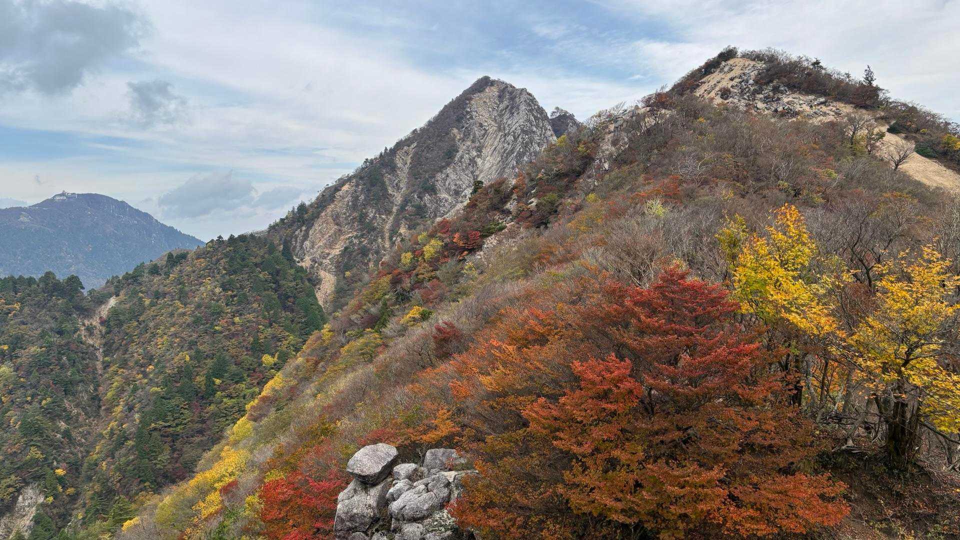 振り返ると鎌ヶ岳！
