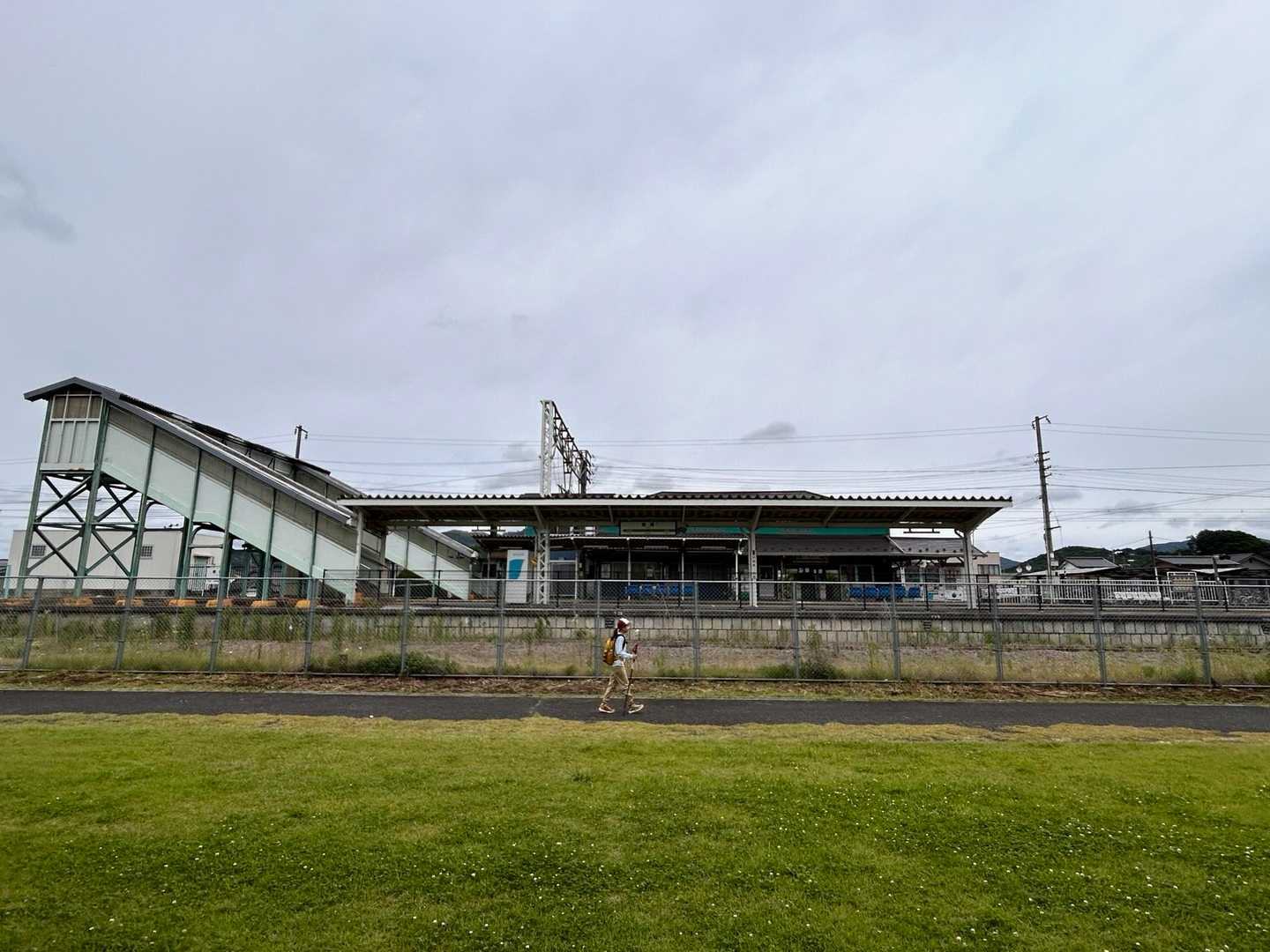 岩瀬駅に着きました
駅裏に駐車して雨引山まで行きます
ん？あの子は？？