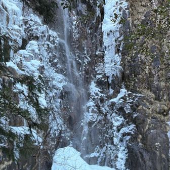流れはじめた滝も味わいが