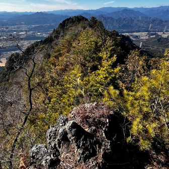 赤岩山が見えてきます。
これからも起伏のある岩場が続きます。