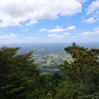 大神岩より  
木々が生茂って展望が狭くなっている