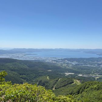 田植え後の猪苗代湖は大きく見える。この時期だけ