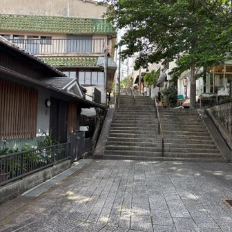 カイダンジゴクの参道はなんかレトロな昭和の雰囲気