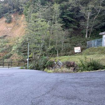 駐車場はありますが土日祝用の場所がありました。
登山口からほんの少し離れたところ。