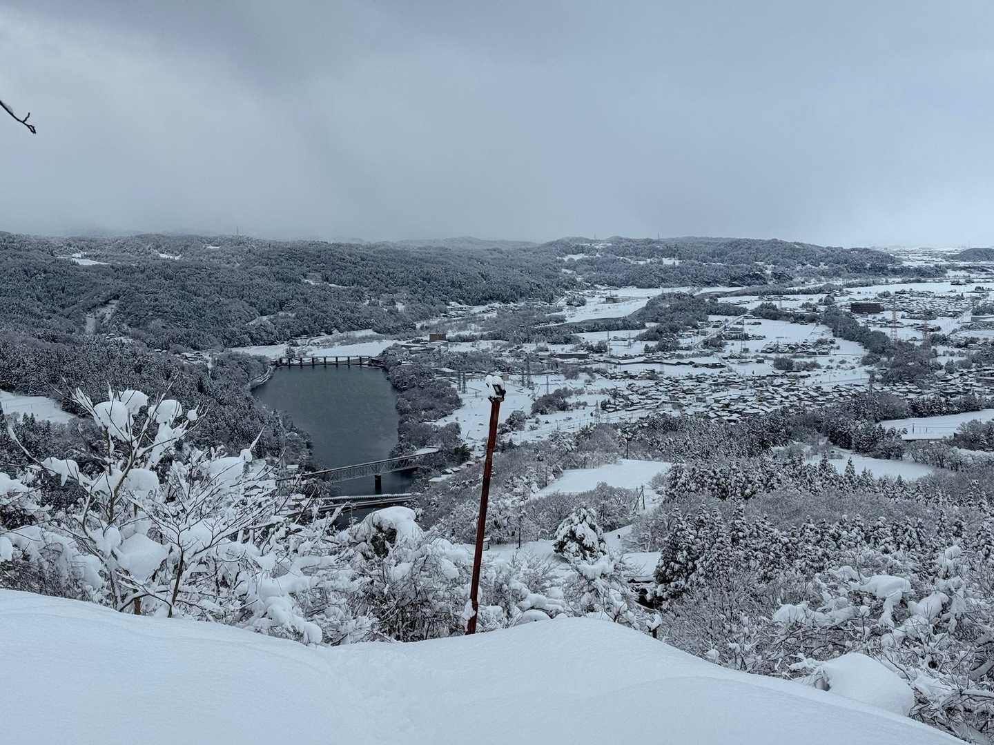 こんなに急だったろうかと思うくらいの雪💦
雪面叩いてたらクマスプレー落としたので、拾う。

途中で時間オーバーしたけど、ようやく着いた😤
はー、頑張った😮‍💨


お参りして、ふと気づく。


…どこかでまたクマスプレー落としてる😱💦



自分で蹴り上げた雪の下に埋もれてる可能性が高くて、下から更に蹴り上げながら降りる🦵💦

うっすらとオレンジ色の安全ピンが見えたので回収できた🙌😭