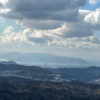遠くに明石海峡大橋と淡路島が見えます