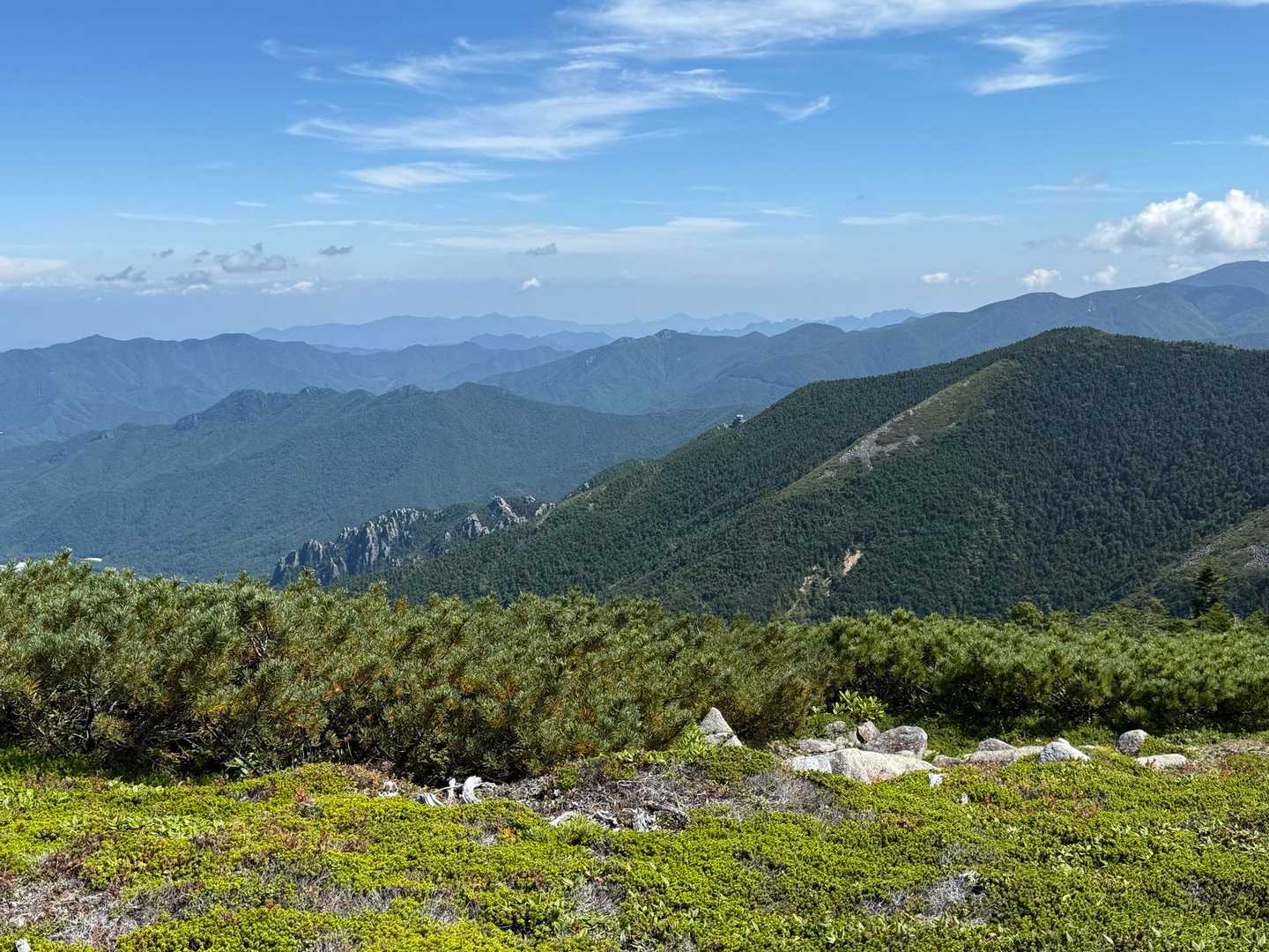 金峰山 | 神宿る巨石がそびえる奥秩父随一の霊山を、日本一高い車道峠からめざすの写真