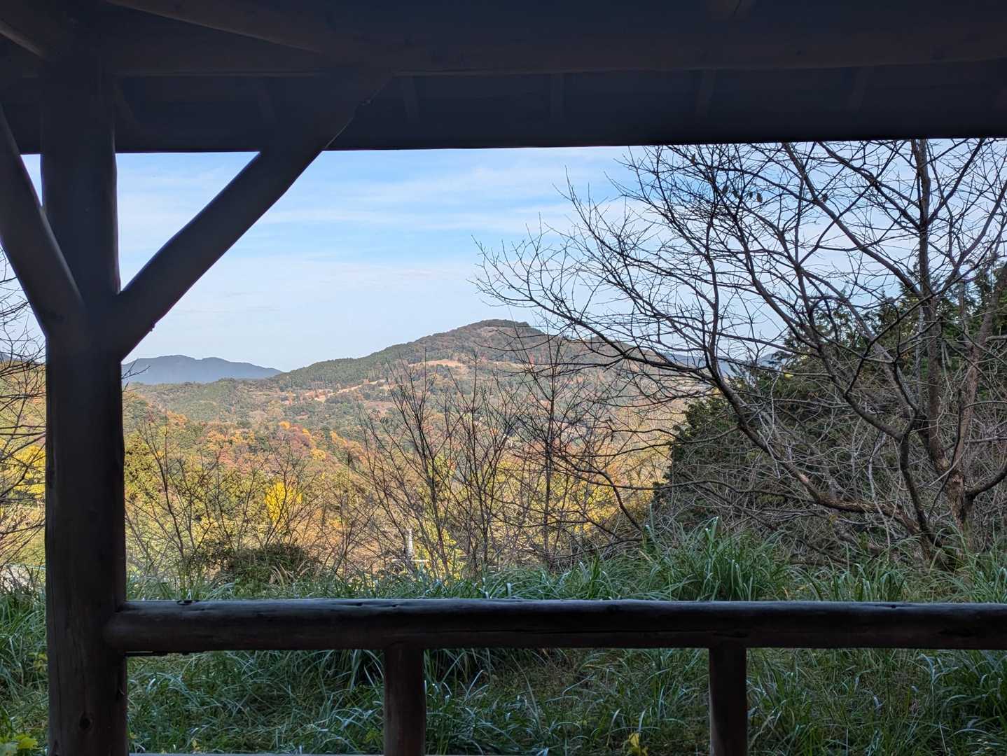 車道から登山道の入口にあるあずま屋からの宝登山
