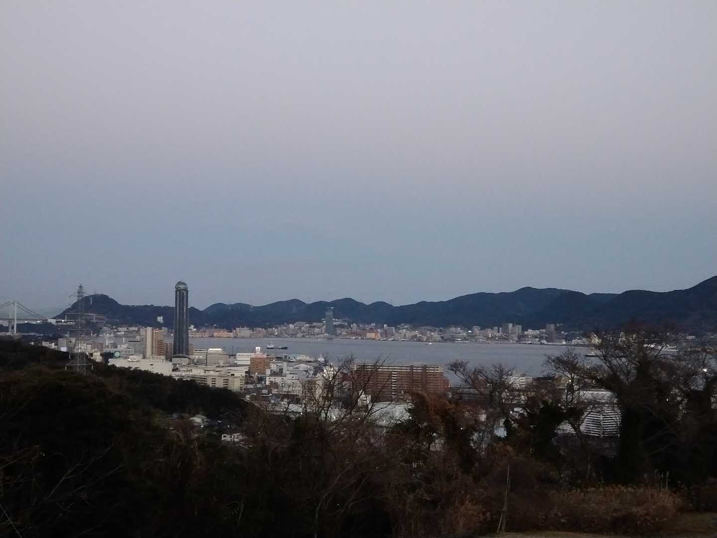 海峡タワーが左に見えます。向こうは、門司港レトロ😍焼きカレーと、バナナ紅茶セットが食べたいなぁ😩コロナのヤツめ‼️