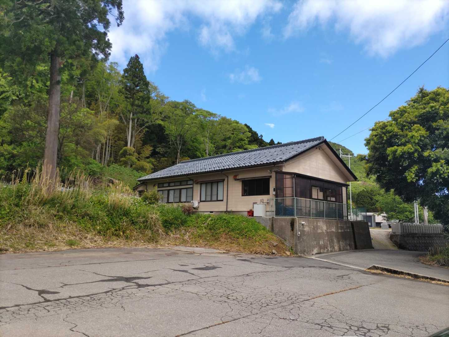 公民館横の駐車場に停めさせてもらいました。先客は1台。戻って来たら4.5台停まってました😄