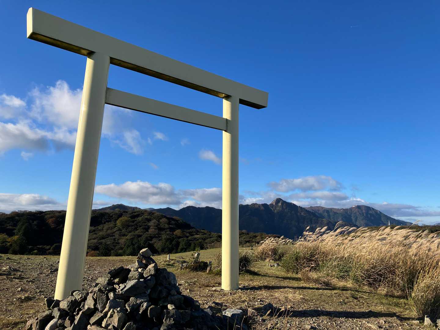 鳥居の間から奥宮と最高点を見る