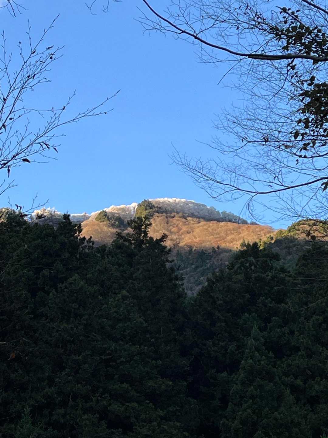 山頂方面、白く輝いてます✨✨
ワクワクしますが、寒くないので落ちてしまわないか気になります💧
ちょっとスタート遅かったかな？とか考えながら歩いていきます😅