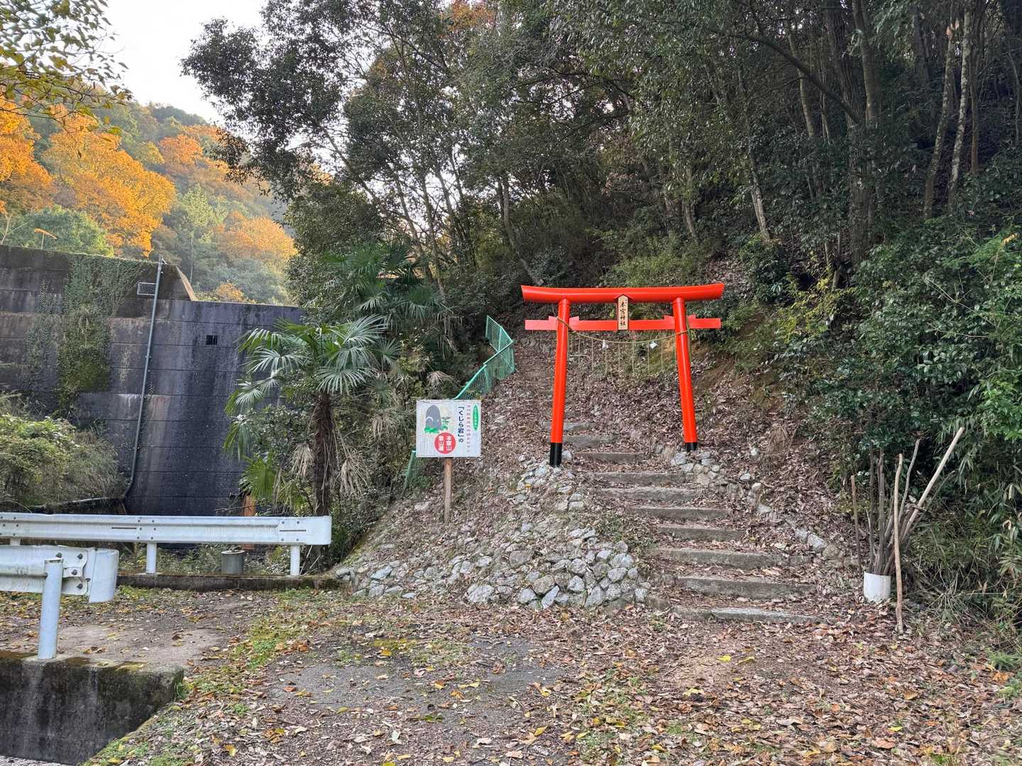 本宮神社の鳥居がありました。
おじゃまします。