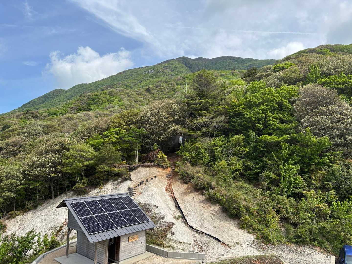 石榑峠のバイオトイレと向こうは竜ヶ岳⛰️
次はあちらへ行きたいな