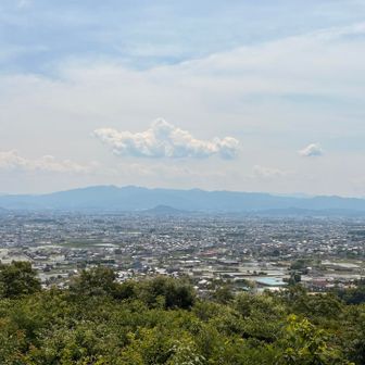展望台からの景色。奈良盆地が一望でき、大和三山も見えます。