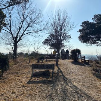 鍋山山頂。ご老人の御一行様が歓談されていました。