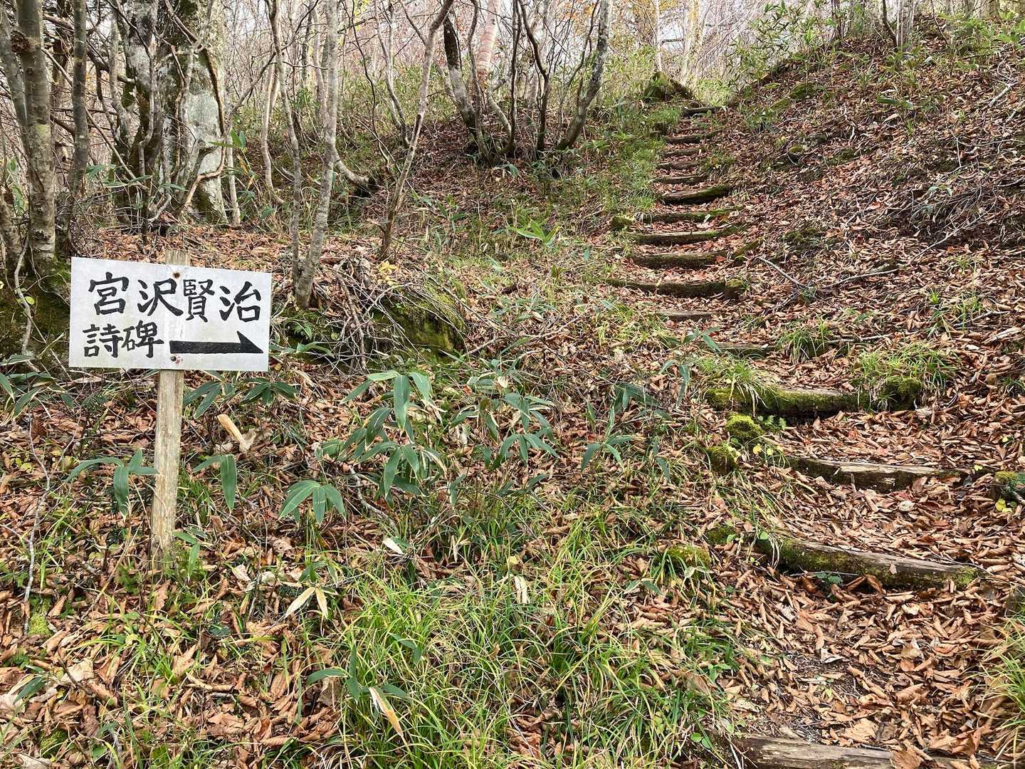 階段を下りるとすぐ駐車場です
