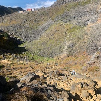 登りの登山者とのスライドあり
落石に注意しながら
岩場を下る。
