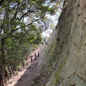 初めてやったけど懸垂下降は
準備も降りるのも比較的簡単で楽しかった

下降器と、手を離しても
自動停止するバックアップを結んで降りる

下でロープを持ってもらっているので
落ちることはない