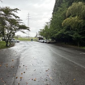今日も二上登山口に車を停めて出発。ここしばらくの大雨予報のせいか車が少ないような