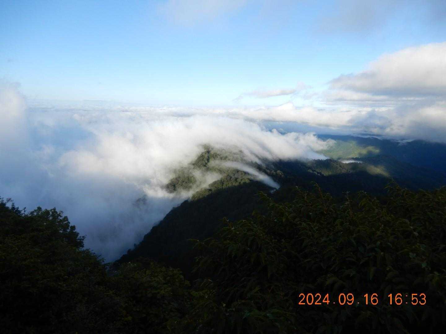 下山途中になって少し天気回復気味
滝雲のような感じ
今回はこんな写真しか取れませんでした