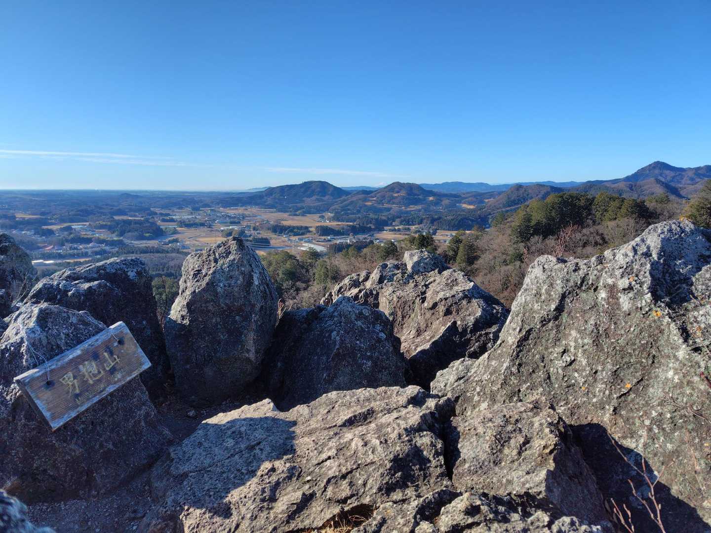 岩岩の山頂で景色を楽しんでいると🧐、