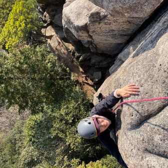 岩を登りながら笑ってます（笑）
何事も楽しまないとですね🤣