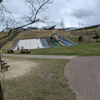 龍崖公園の滑り台は広くて子供が喜びそう