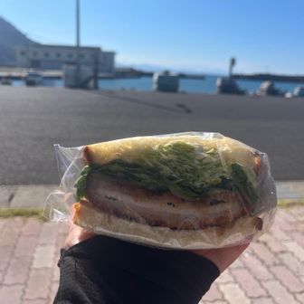 お腹空きすぎて、ここでパン食べました🥐