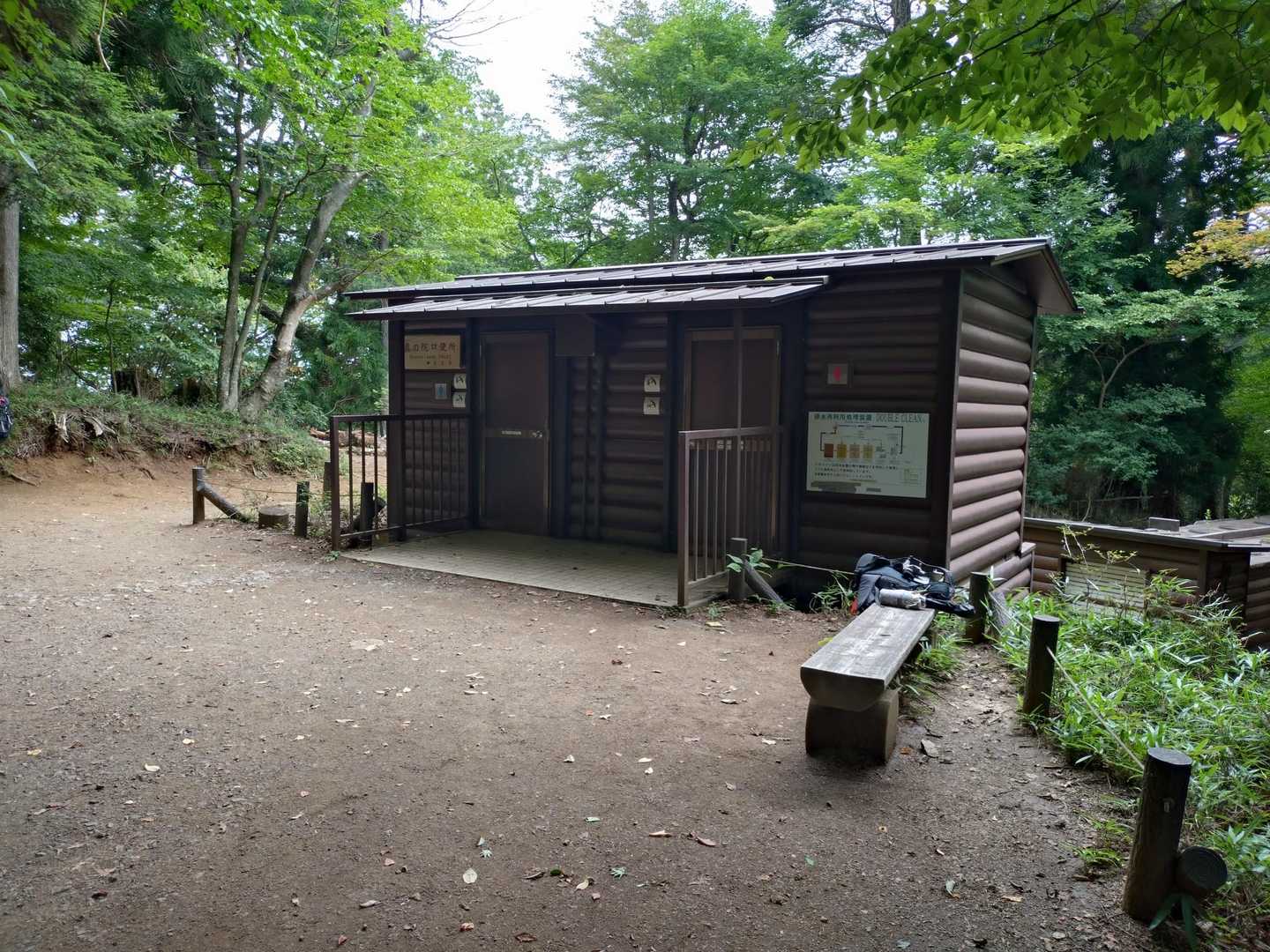 しばらく行くと奥の院入り口に綺麗なトイレがあります👍

ここはとても綺麗なので、途中のトイレは我慢してここに来ることをオススメします！