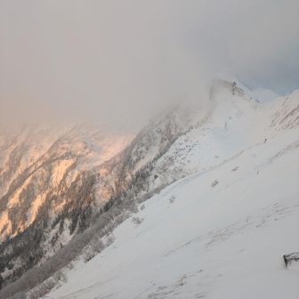 朝日に染まる尾根🙌
幻想的ですごく良かった🤩

総合的に考えて檜尾尾根で下山することにしました🫡
