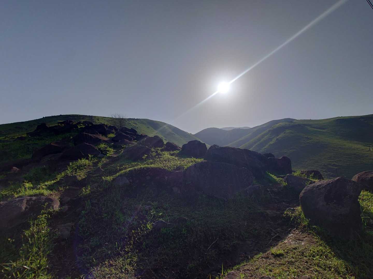 日差しが眩しい中を進みます⛰️