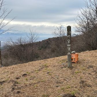 標高差300m、1時間ほどでいの字山に到着。
北アルプスは雲の中。