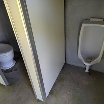 水洗では無いけど、これも見事に（蓋の中も）奇麗に清掃されている。