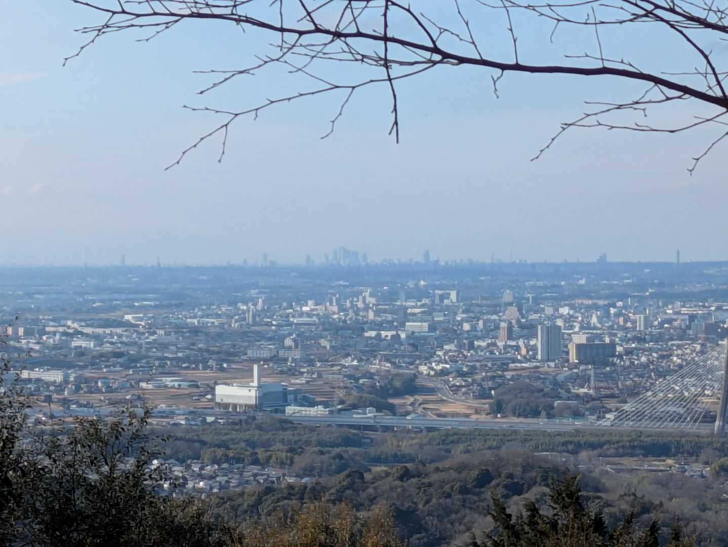 西側は、名古屋のビル群は見えますが、養老山脈や鈴鹿山脈、伊吹山は見えませんでした。