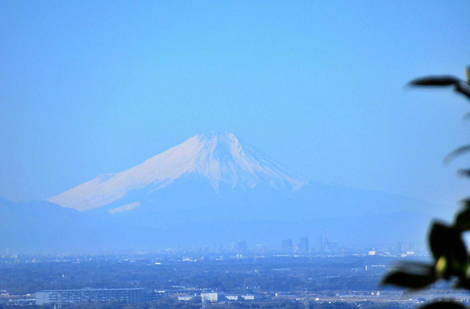 はーい👍
富士は遠く薄っすらと・・
白く輝いていました👍
🎵葉っぱは緑に 富士は白き
　 筑波の里の 乙女子は
　 赤い椿の 森蔭に
　 はかない恋に 泣くとかや
（琵琶湖周航の歌：加藤登紀子）

