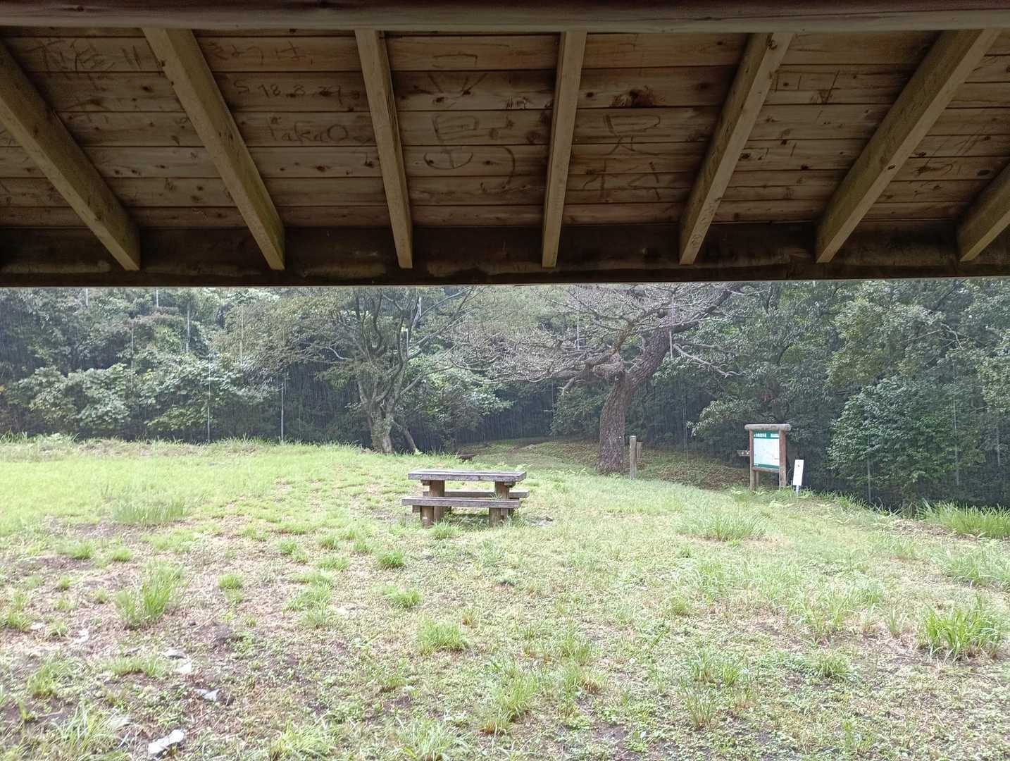 小降りになるまで
尺岳平の東屋で雨宿り。